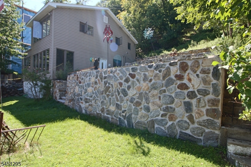151 Hudson Ave Property Photo 7
