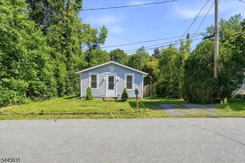 8 Madelyn Ave Property Photo 1