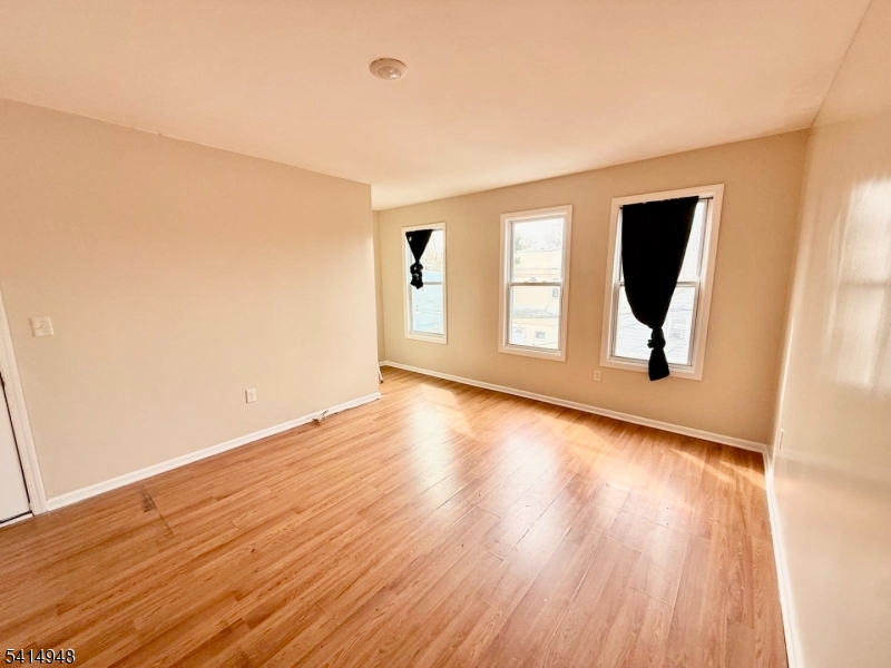 52 Montrose Ter Property Photo 3