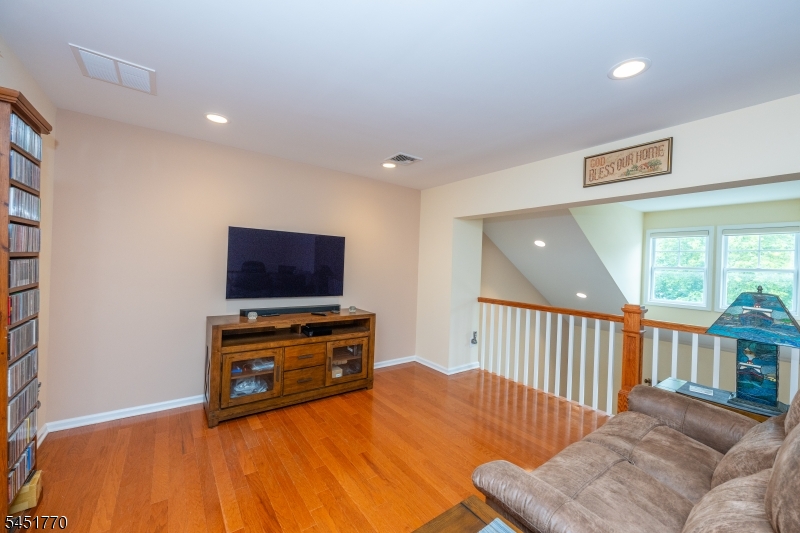 814 River Pl Property Photo 13