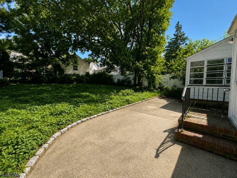1129 Caldwell Ave Property Photo 4