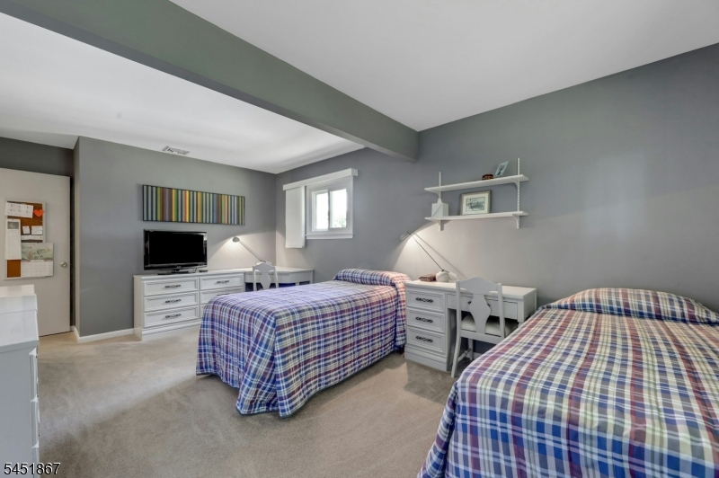 37 Hilltop Ter Property Photo 8