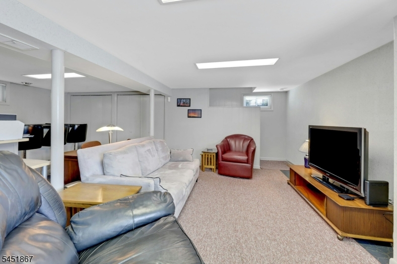 37 Hilltop Ter Property Photo 16