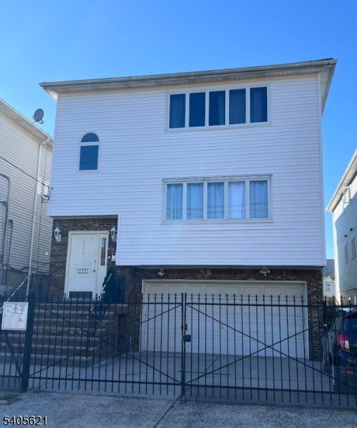 111 Pennington St Property Photo 1