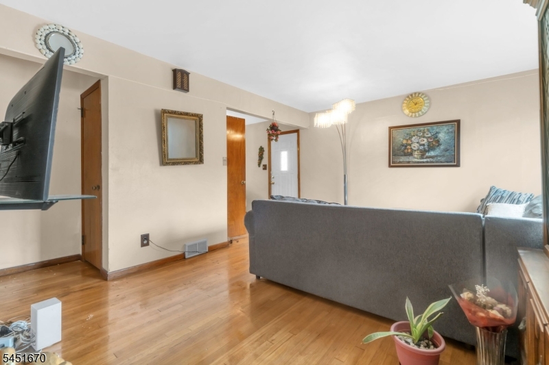 637 Britton St Property Photo 6