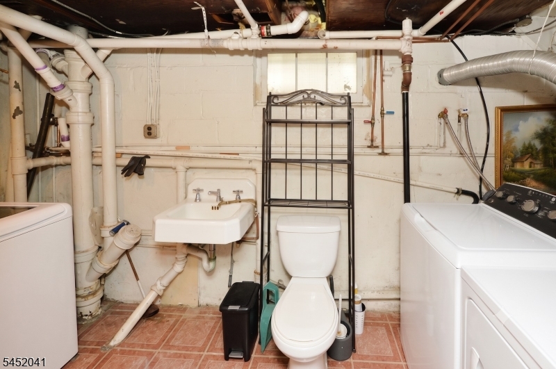 1556 Wyndmoor Ave Property Photo 22