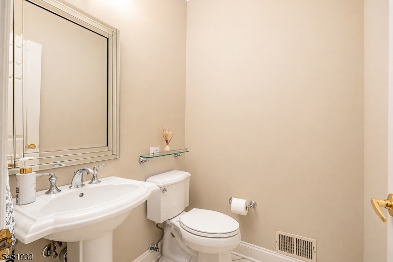 40 Newland Ct Property Photo 16
