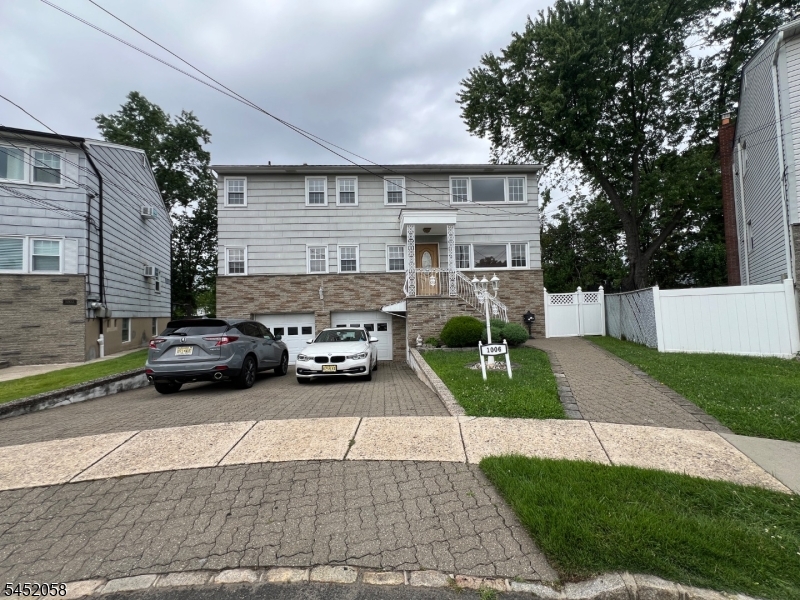 1006 Gifford Ct 2 Property Photo 1