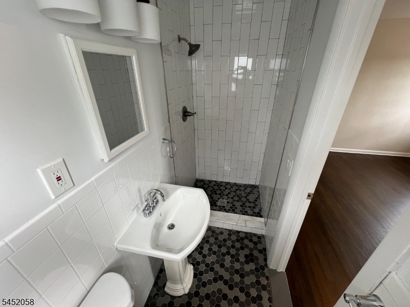 1006 Gifford Ct 2 Property Photo 9
