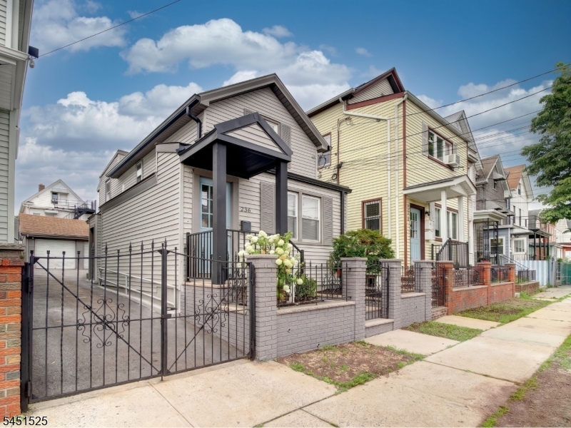 236 Franklin St Property Photo 1