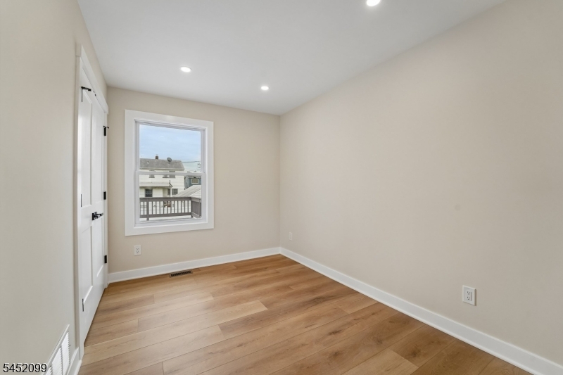 324 Thomas Ave Property Photo 17