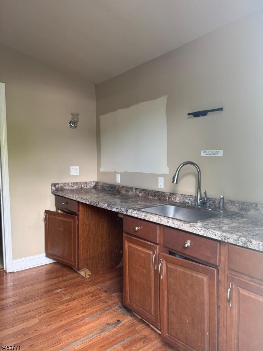 493 Union Ave Property Photo 4