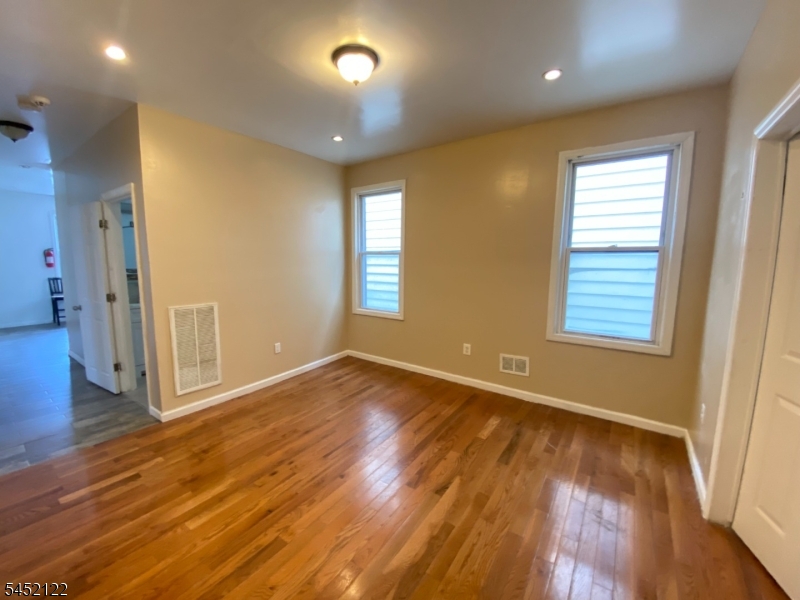 186 Oakwood Pl 1 Property Photo 2