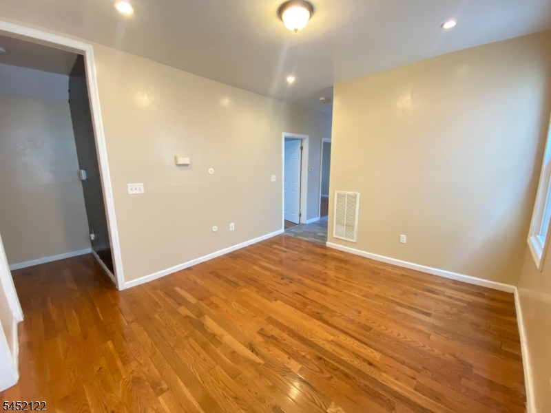 186 Oakwood Pl 1 Property Photo 3