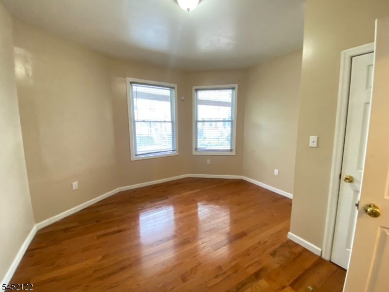 186 Oakwood Pl 1 Property Photo 6