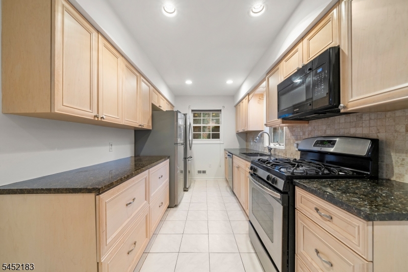 8 Beacon Hill Commons 8 Property Photo 9