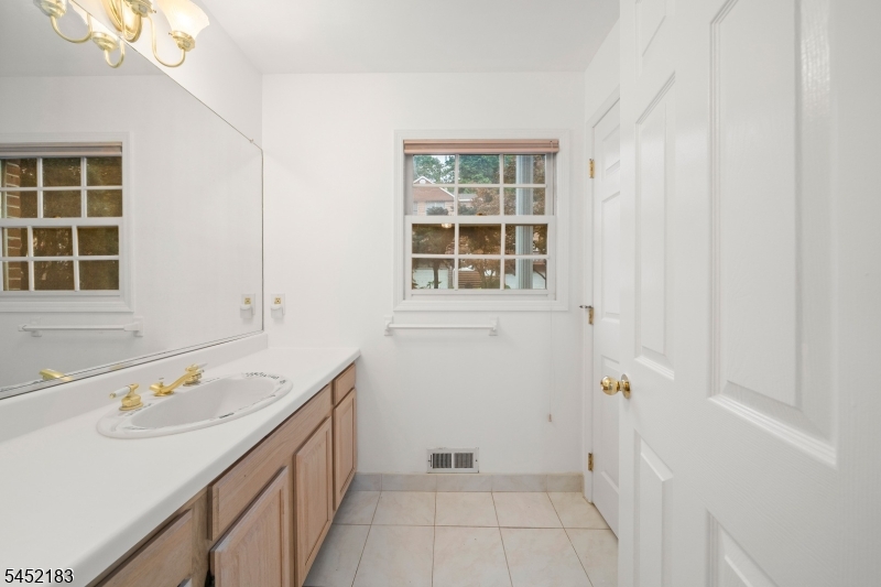 8 Beacon Hill Commons 8 Property Photo 12