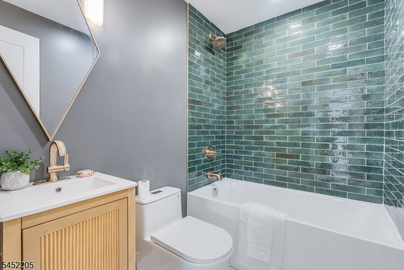 17 Berdan Ave Property Photo 13
