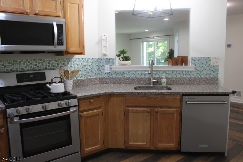 202 Rip Van Dam Ct Property Photo 18