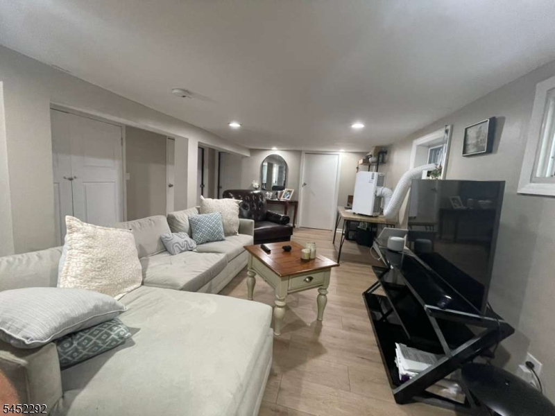 13 Windsor St Property Photo 11