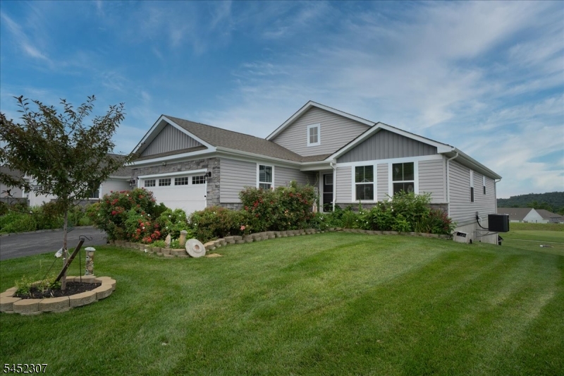 31 Lam Dr Property Photo 2