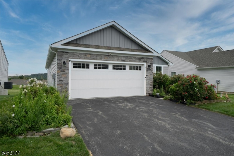 31 Lam Dr Property Photo 4
