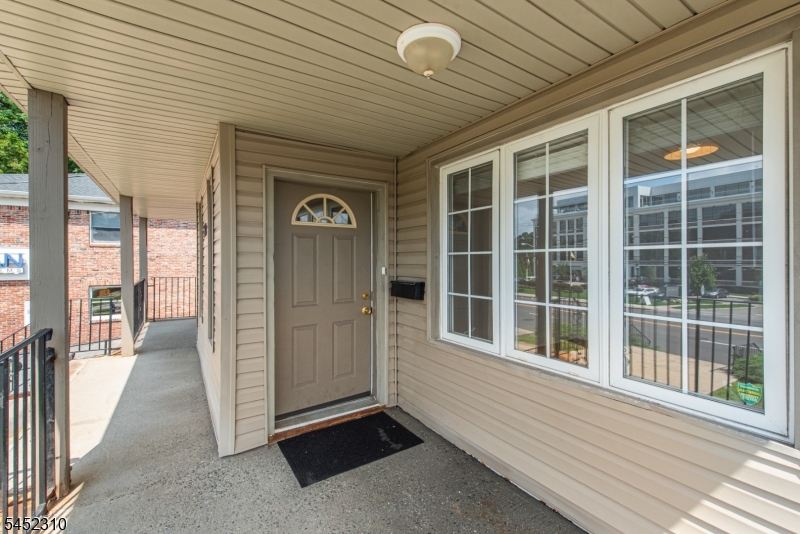 160 Bloomfield Ave B Property Photo 2