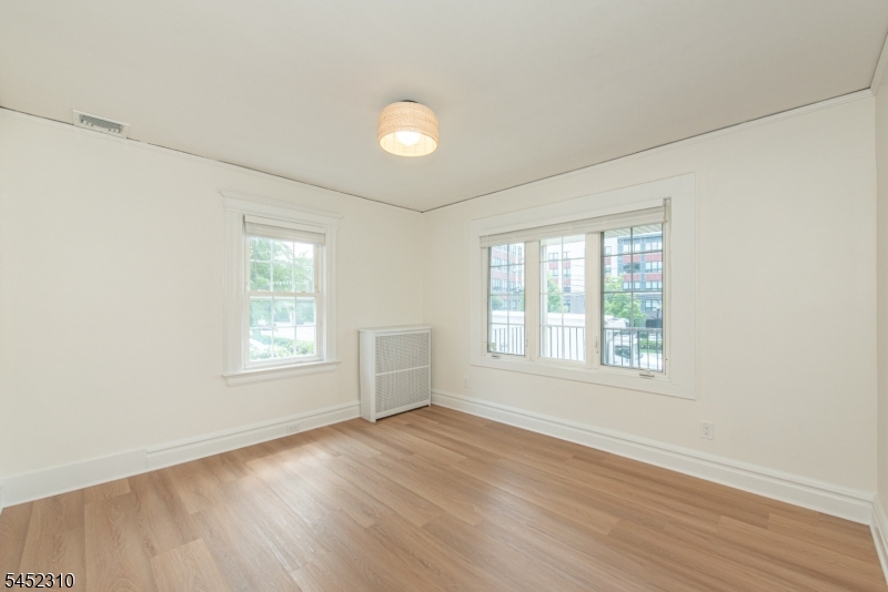160 Bloomfield Ave B Property Photo 4