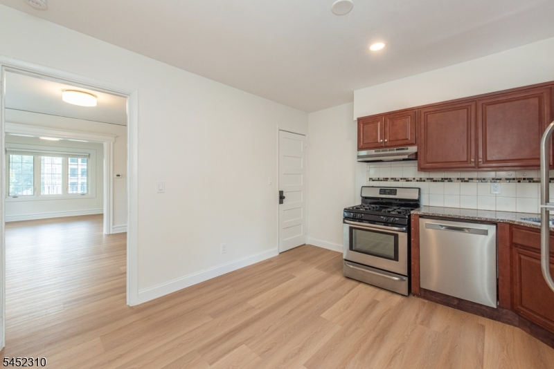 160 Bloomfield Ave B Property Photo 7
