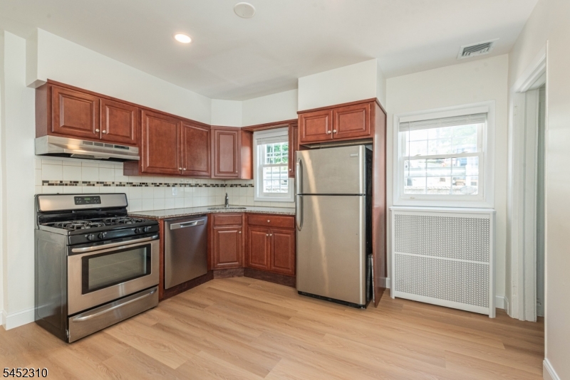 160 Bloomfield Ave B Property Photo 8