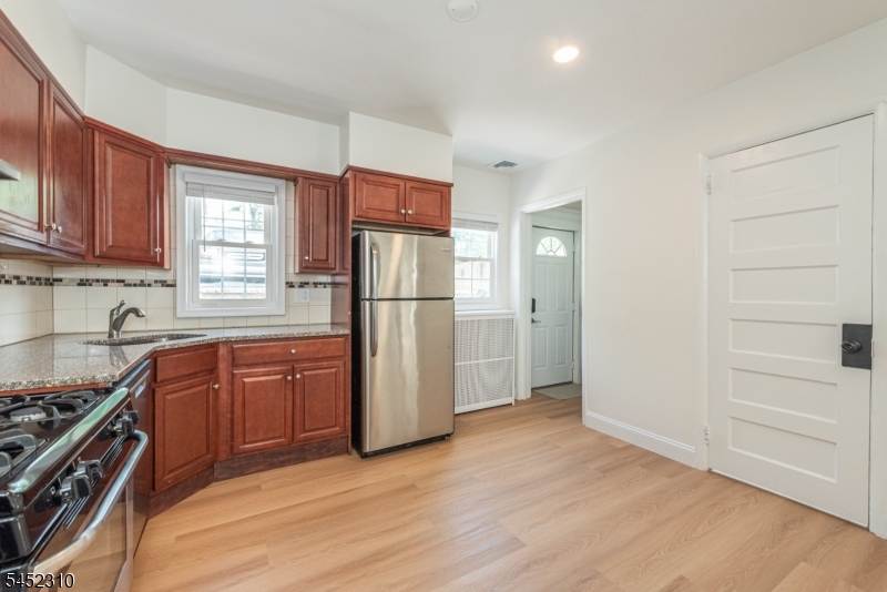 160 Bloomfield Ave B Property Photo 9