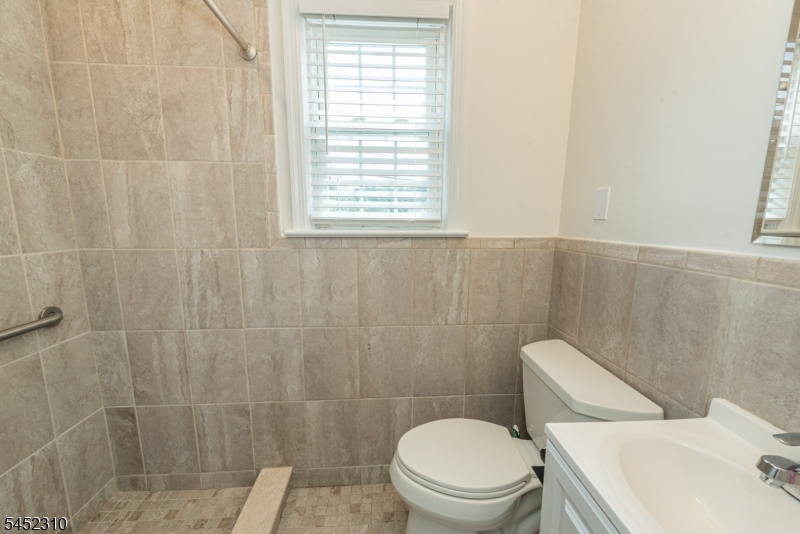 160 Bloomfield Ave B Property Photo 10