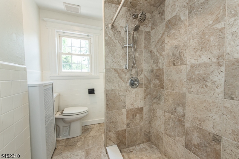 160 Bloomfield Ave B Property Photo 14