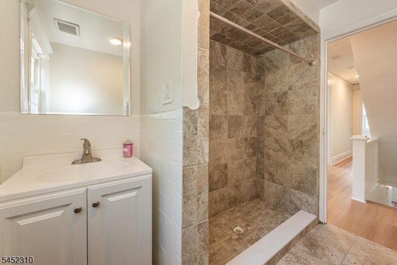 160 Bloomfield Ave B Property Photo 15
