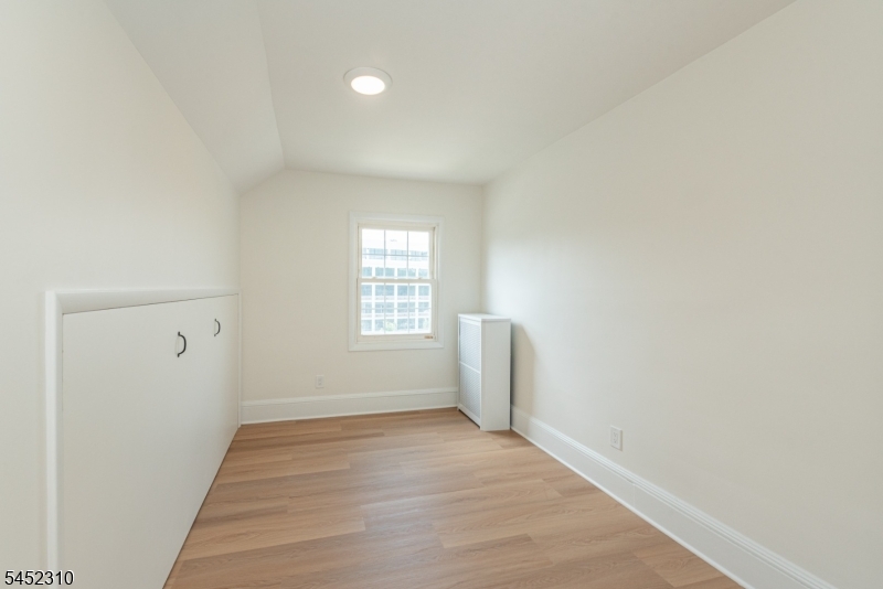 160 Bloomfield Ave B Property Photo 18