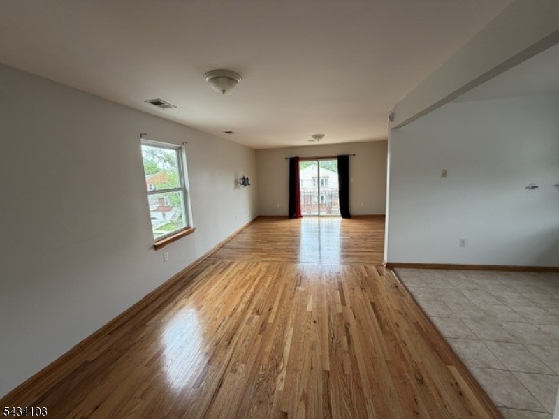 821 Jackson Ave 2 Property Photo 3