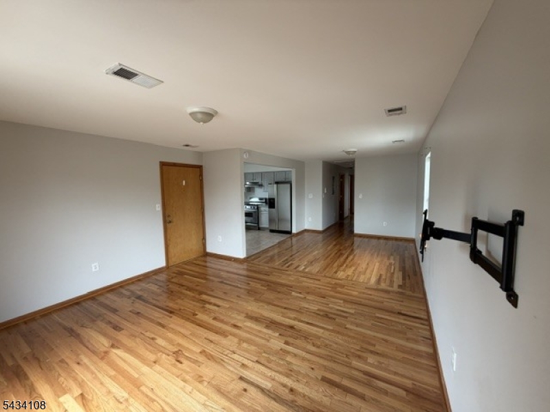 821 Jackson Ave 2 Property Photo 4