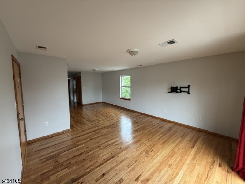821 Jackson Ave 2 Property Photo 5