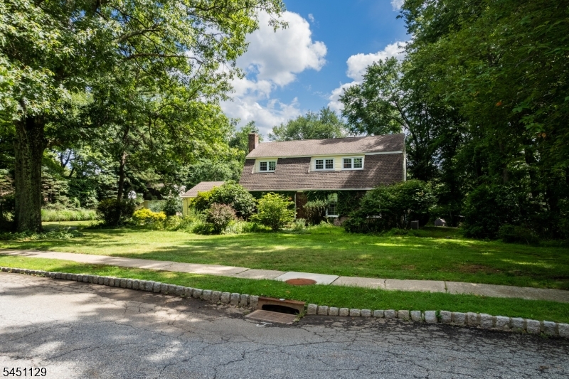 5 Pepper Ln Property Photo 3