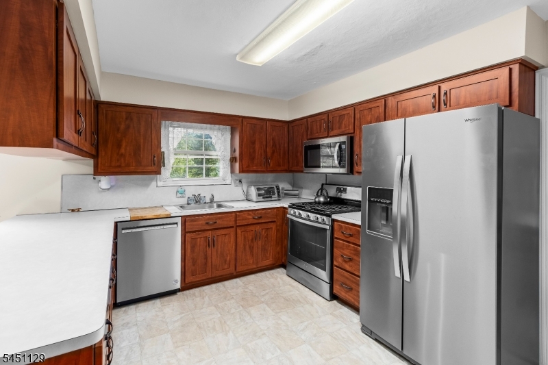 5 Pepper Ln Property Photo 6