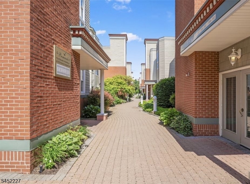 125 The Promenade 125 Property Photo 3