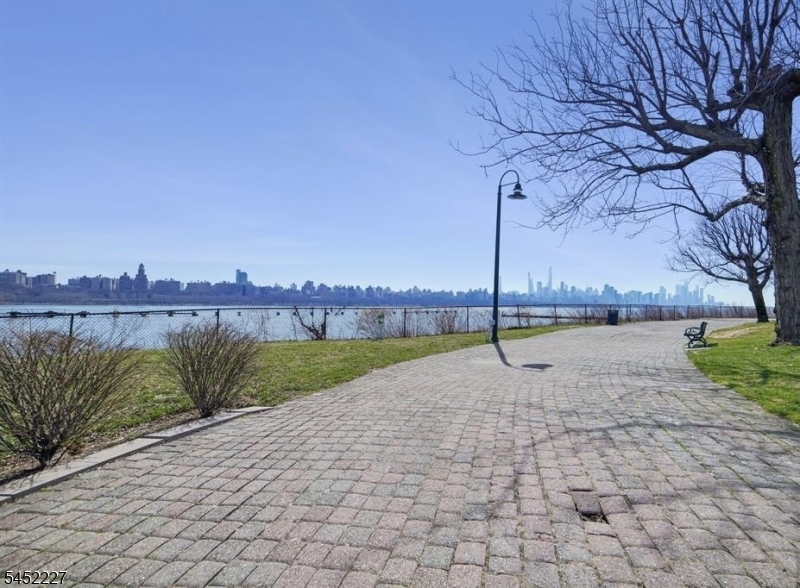 125 The Promenade 125 Property Photo 4