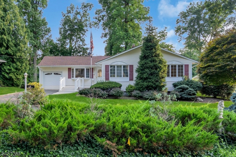 9 Belaire Dr Property Photo 1