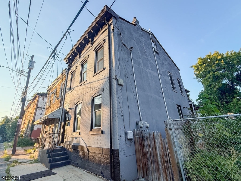 24 Sanford St Property Photo 2
