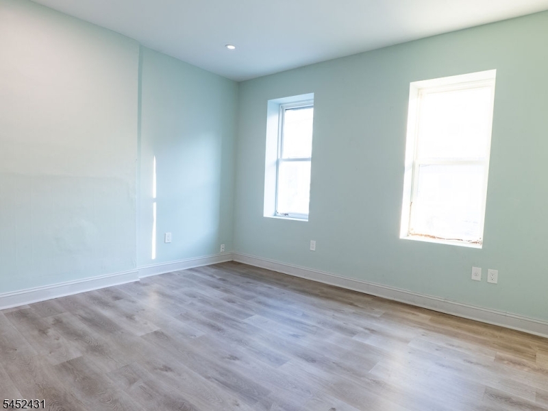 24 Sanford St Property Photo 3