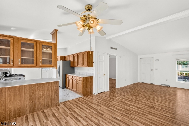 3 Lantern Ln Property Photo 5