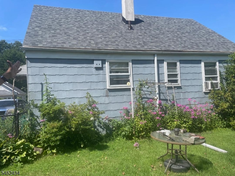 209 Linden Ave Property Photo 3