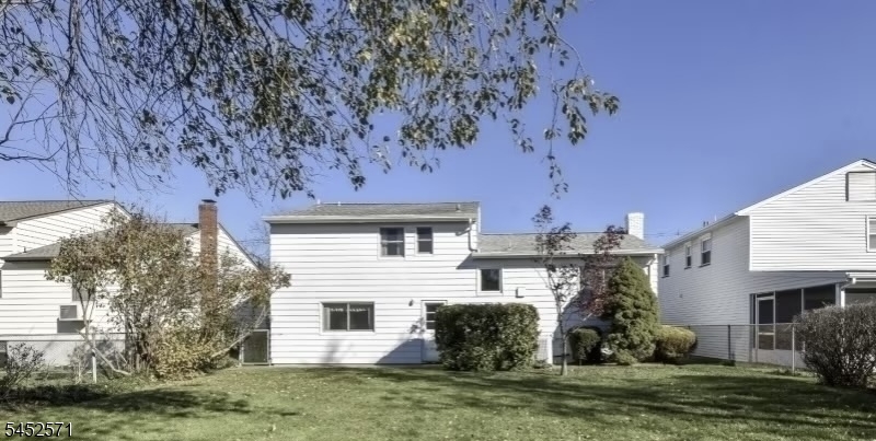 2462 Woodside Rd Property Photo 3