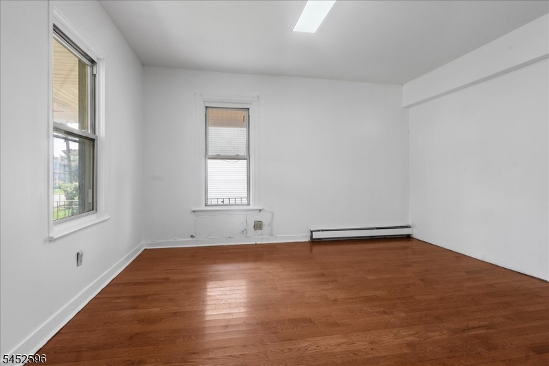 930 W 5th St Property Photo 5