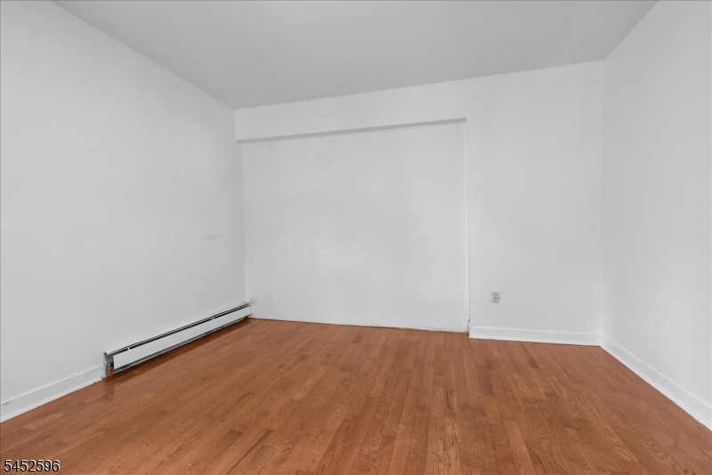 930 W 5th St Property Photo 6
